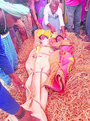 ఒకే పాడైపె తల్లీకొడుకుల మృతదేహాలు