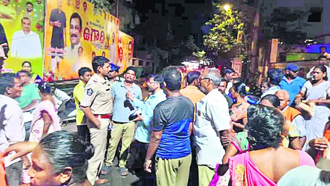 గంటా ఇంటి ముందు జీవీఎంసీ కార్మికుల నిరసన 