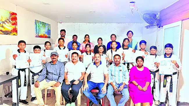 తైక్వాండో బ్లాక్‌ బెల్ట్‌ పరీక్షలో విజేతలకు అభినందన