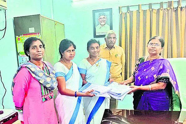 వృత్తి పట్ల అంకిత భావంతో పనిచేయాలి