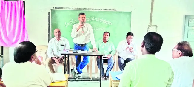 జూన్ 1లోగా యూనిఫాంల తయారీ