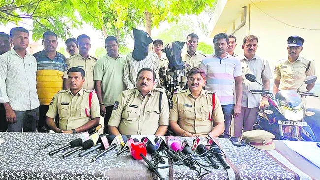 తల్లిని వేధిస్తున్నాడనే యువకుడి హత్య 