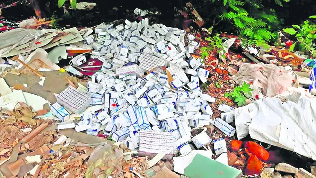 రోడ్లపైనే కాలం చెల్లిన మందులు