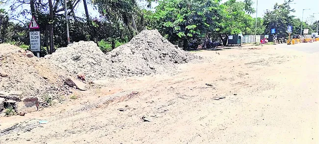 వాహన చోదకుల కంట్లో ఫ్లైయాష్‌ 