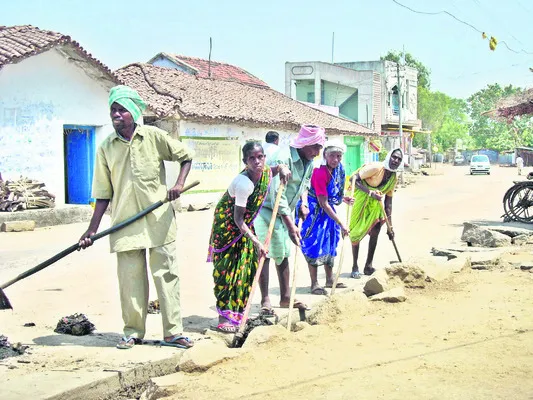 కార్మికుల బతుకుల్లో కానరాని కాంతులు 