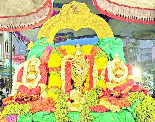 బంగారు తిరుచ్చిపై శ్రీకృష్ణుడు 