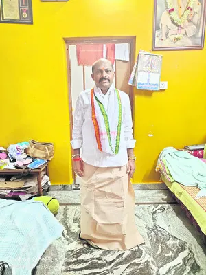 భక్తుడిపై సెల్‌ఫోన్‌ కౌంటర్‌ నిర్వాహకుడి దురుసు ప్రవర్త