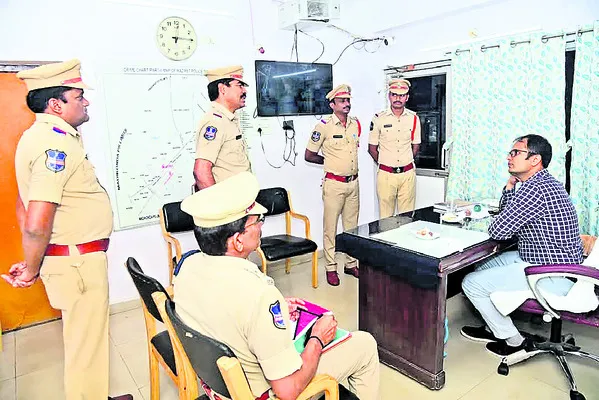 గౌరవం పెరిగేలా పోలీసులు పనిచేయాలి
