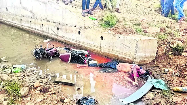 బైక్‌ను ఢీకొట్టిన కారు 