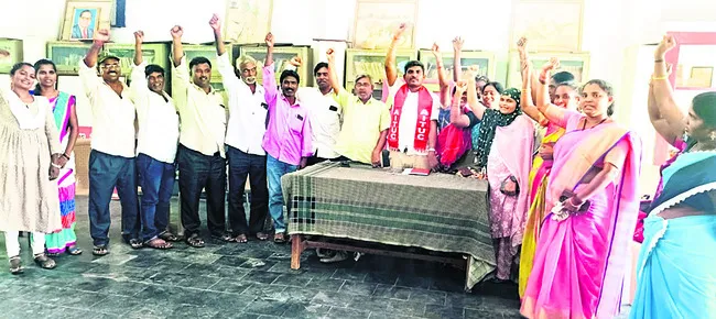 పెండింగ్‌ వేతనాలు విడుదల చేయాలి 