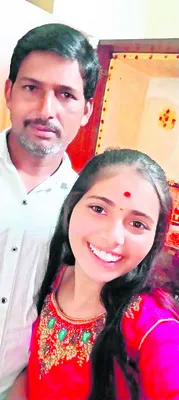 తాపీమేసీ్త్ర కుమార్తె స్కూల్ టాపర్