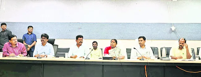 రైతులు ఆందోళన చెందొద్దు