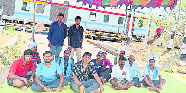 కొత్తపల్లి రైల్వే లెవల్‌ క్రాసింగ్‌ గేట్‌ మూసివేత