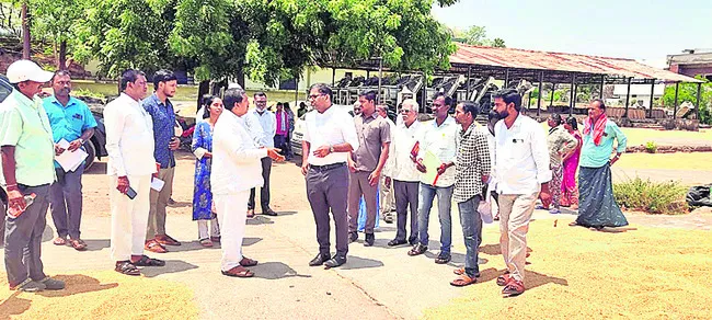 ధాన్యాన్ని వెంటనే మిల్లులకు తరలించాలి 