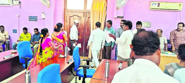 ప్రొటోకాల్‌ ఉల్లంఘించి అవమానిస్తారా? 