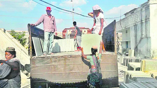 కార్మికులకు భద్రత ఏదీ..? 