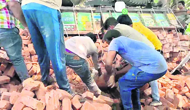 ఇటుకలు మీదపడి కార్మికుడి దుర్మరణం 