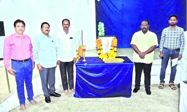 మహనీయుల జీవితాలను అధ్యయనం చేయాలి 