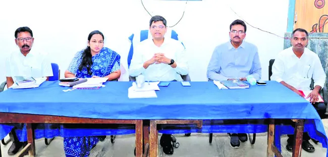 ప్రతి దరఖాస్తును క్షుణ్ణంగా పరిశీలించాలి