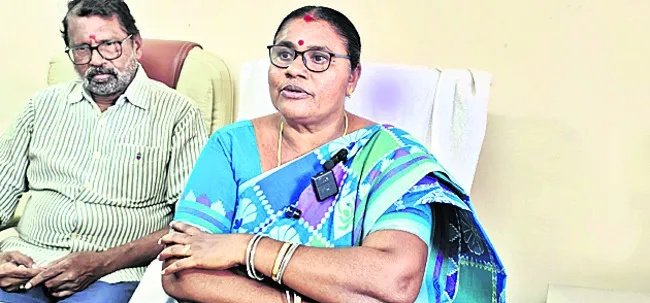 ఆ కమిషనర్ మాకొద్దు!