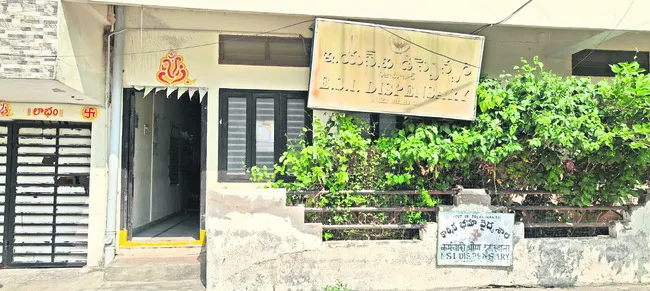 మందుల్లేవు.. వైద్యులు రారు