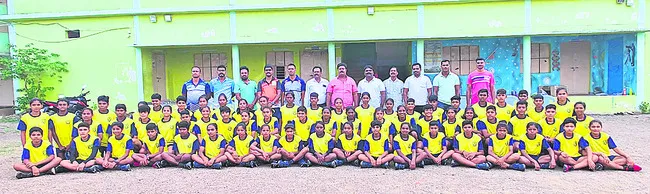 క్రీడాదుస్తులు పంపిణీ
