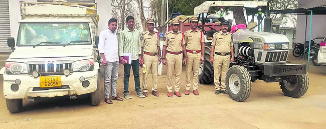 జొన్నలు తరలిస్తున్న వాహనాల పట్టివేత