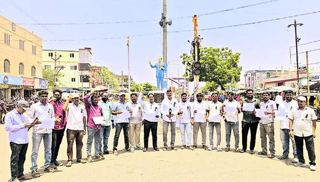 అక్రమ సోదాలు సరికాదు..