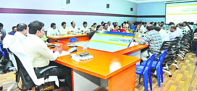 పేదరికం నుంచి బంగారు కుటుంబాలను బయటకు తేవాలి