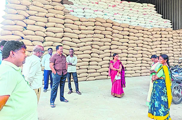 2.50 లక్షల క్వింటాళ్ల  ధాన్యం కొనుగోలు: ఆర్డీఓ