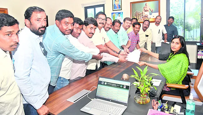 పత్రికా స్వేచ్ఛపై దాడి చేయడం తగదు