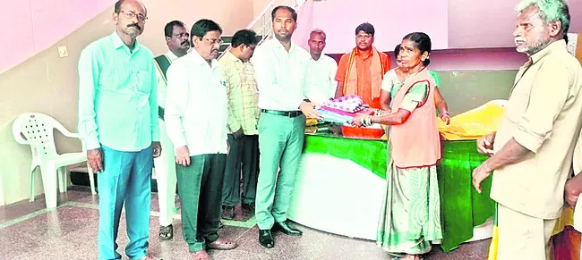 పారిశుద్ధ్య కార్మికుల సేవలు కీలకం