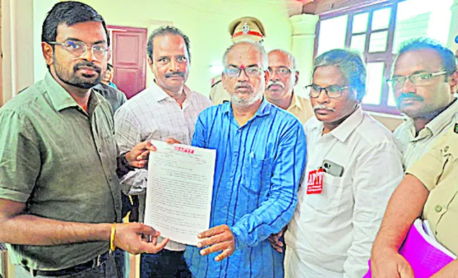 ప్రభుత్వ పాఠశాలల పరిరక్షణకు ఉద్యమిద్దాం