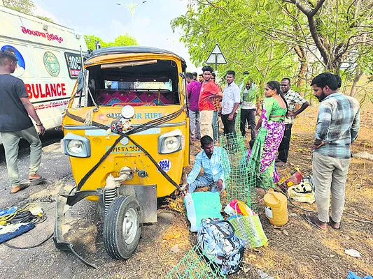 రోడ్డు ప్రమాదంలో ఐదుగురికి గాయాలు