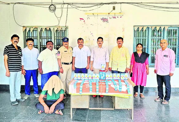 టీ అంగడిపై ఎన్‌ఫోర్స్‌మెంట్‌ దాడులు