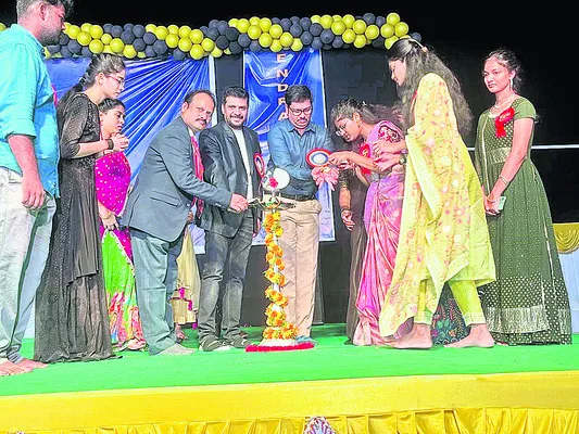 ఘనంగా మెడికల్‌ కళాశాల ఫ్రెషర్స్‌ డే 