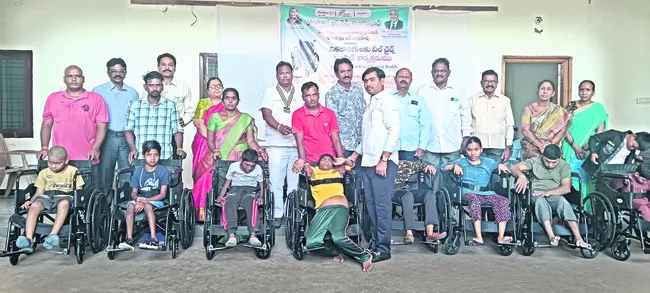 దివ్యాంగులకు వీల్చైర్ల పంపిణీ