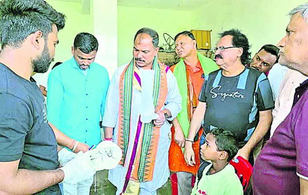 దివ్యాంగులకు కృత్రిమ అవయవాలు వితరణ