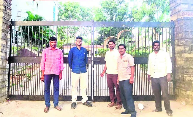 అతిథి గృహం స్వాధీనం చేసుకున్న రెవెన్యూ 