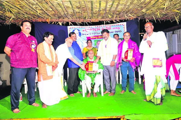 విశ్వదాత పురస్కారం అందుకున్న గంట్ల
