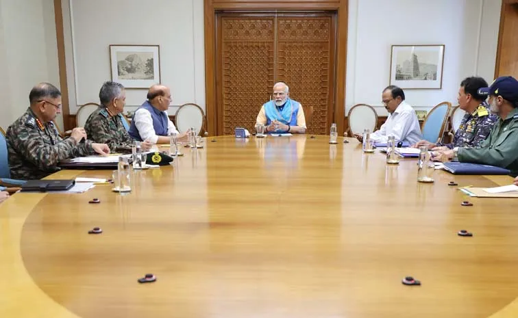 PM Modi Meets Top Defence Officials