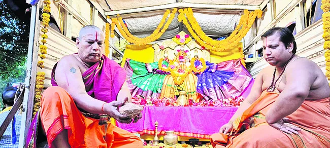 ఘనంగా ఉత్సవ మూర్తుల ఊరేగింపు