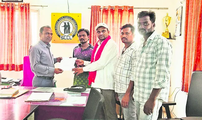 పెండింగ్ వేతనాలు చెల్లించాలి