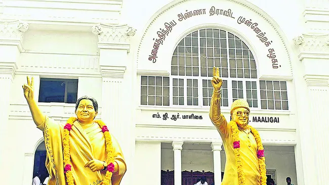 పాండియన్ చెందిన 16 స్థలాలపై ఈడీ దాడులు