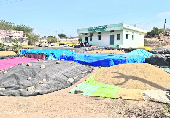 పేరుకుపోతున్న ధాన్యం.. 