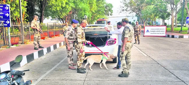 విమానాశ్రయంలో కట్టుదిట్టమైన భద్రత