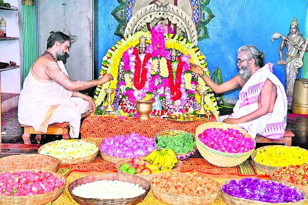 శోభాయమానంగా అమ్మవారికి పుష్పయాగం