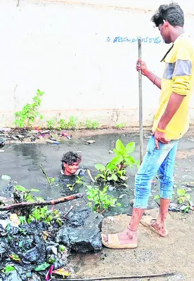 బతుకు పోరులో.. పీకల్లోతు మురుగులో !  