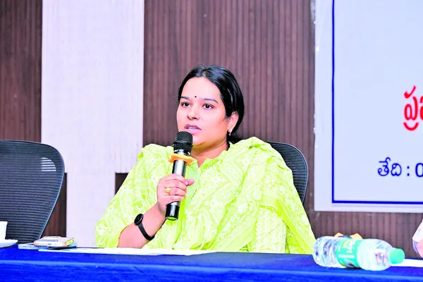 అధికారులు సమన్వయంతో పనిచేయాలి 