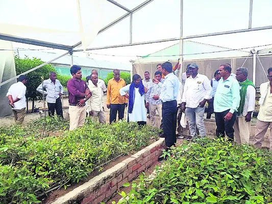 పేపర్ మిల్లును సందర్శించిన రైతులు